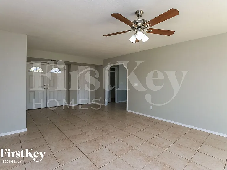 1941 W Portobello Ave — Photo 4