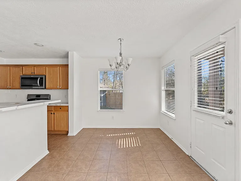 6 Druids Glen Pl — Photo 12