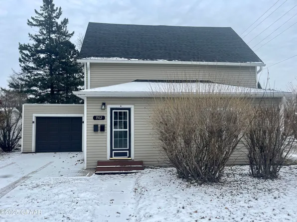 1502 N 4th St, Grand Forks, ND 58203