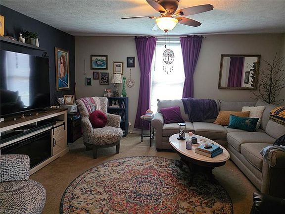 4th image of 302 Spring St