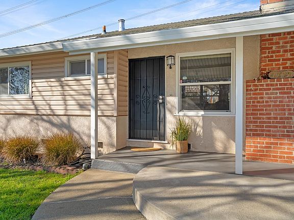 3rd image of 1179 Oakwood Avenue