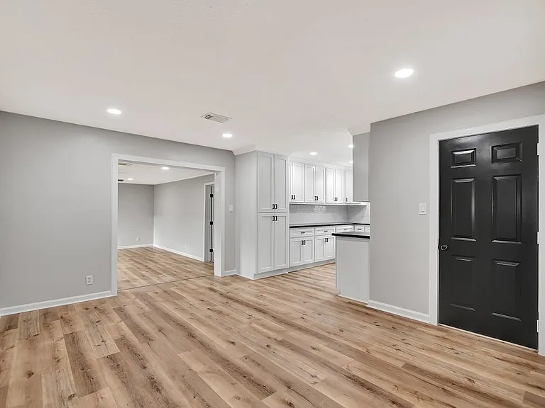 704 Teabury St — Photo 9