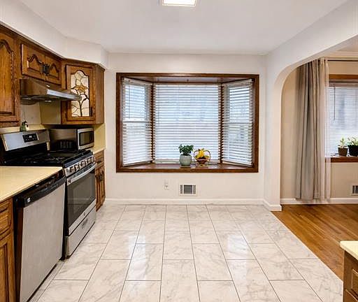 4th image of 71 Stewart St