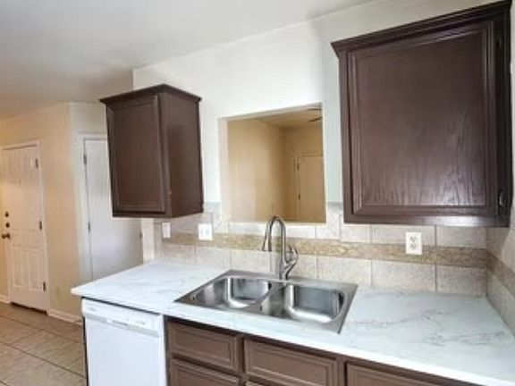 5th image of 1300 Cinch Dr APT A