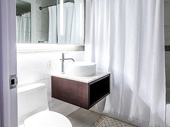 4th image of 620 W 42nd St APT S23b