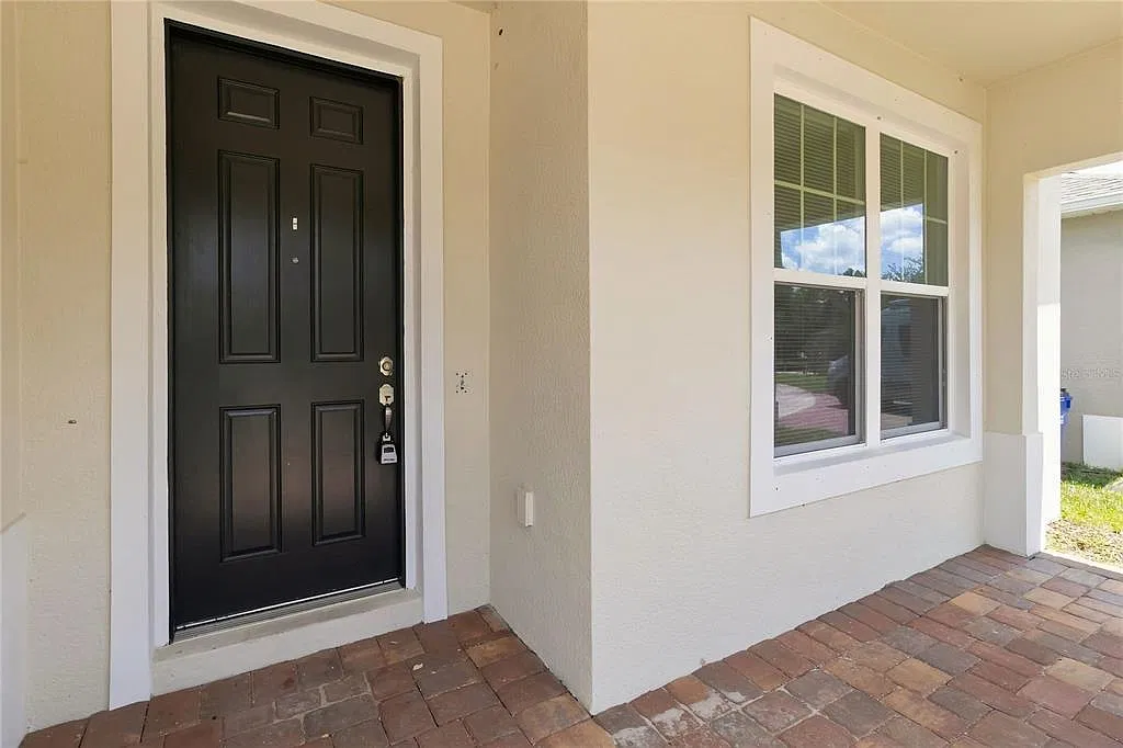 4 bed, 2.5 bath, 2332 sqft, $2,700 — Photo 2