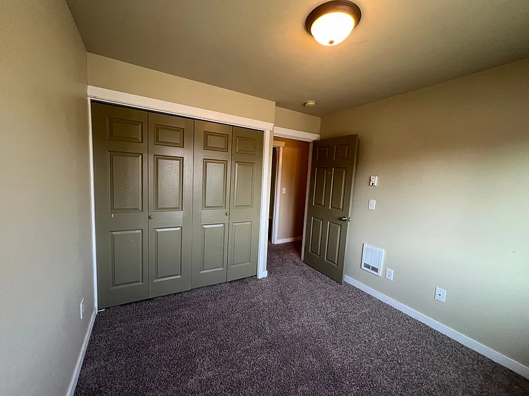 909 Gladstone St — Photo 11