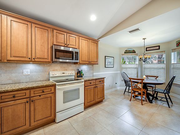 4th image of 2363 Butterfly Palm Dr