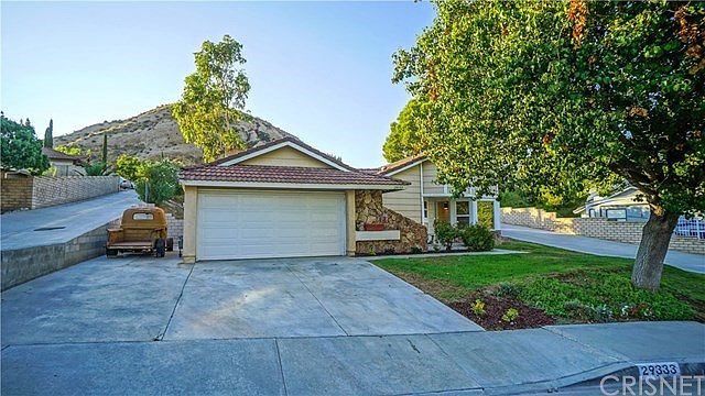 3+2 Single Story in SCV w/ RV. Adorable single story with side RV parking (fits toy hauler) and wide driveway