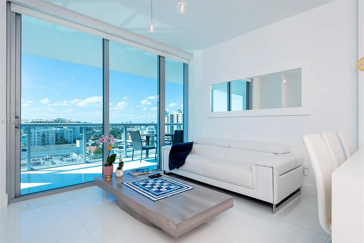 Building Photo - 6799 Collins Ave #906