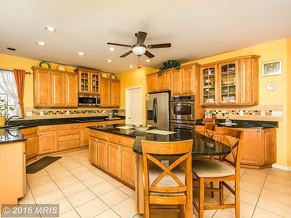 Cooks kitchen w/ upgraded SS appliances