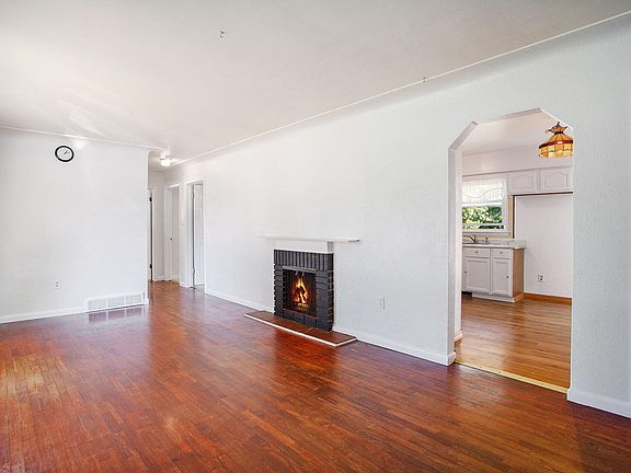 4th image of 307 Pepperidge Ln