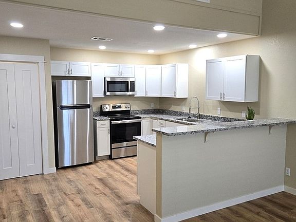 4th image of 121 N Glenwood Dr #B