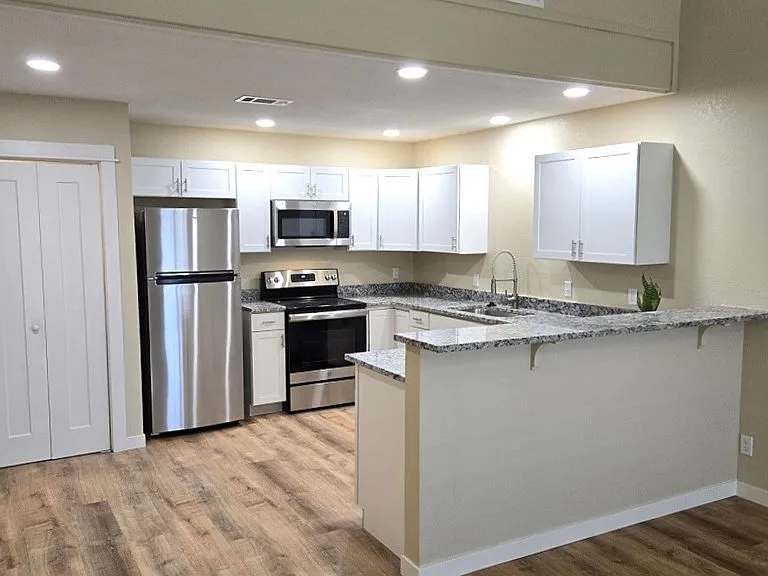 121 N Glenwood Dr #B — Photo 4