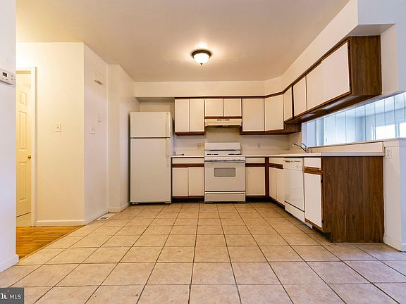 4th image of 944 New Market St #1