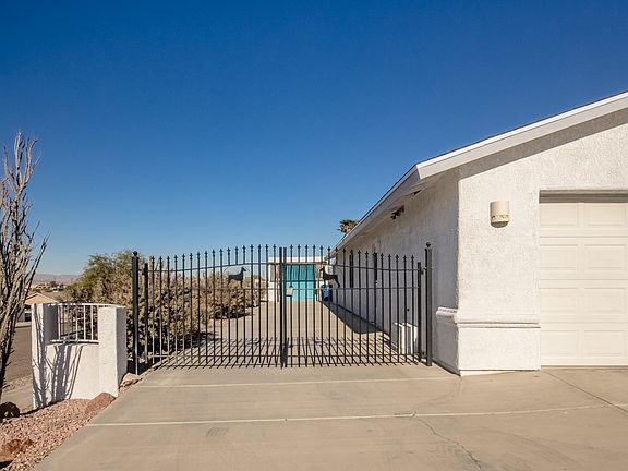3rd image of 2555 Palisades Dr