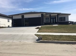 18092 Tanglewood Dr, Clive, IA 50325