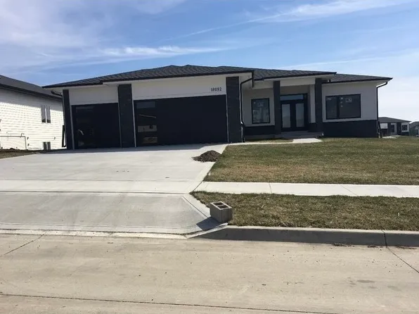 18092 Tanglewood Dr, Clive, IA 50325