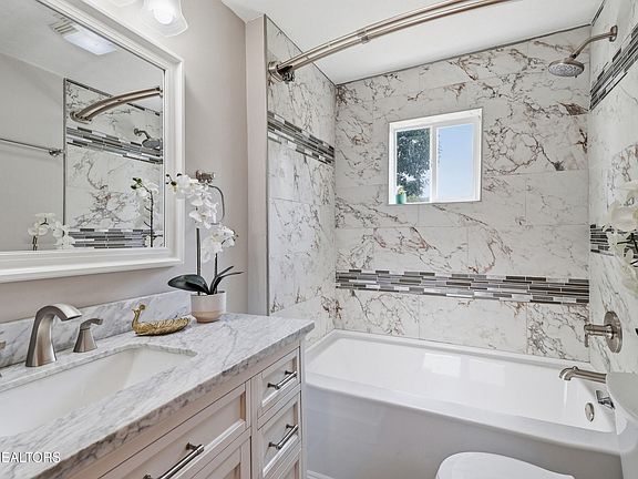 3rd image of 223 Georgia St