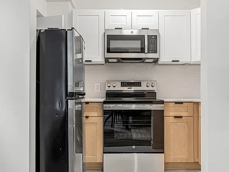405 W 46th St #2R — Photo 7