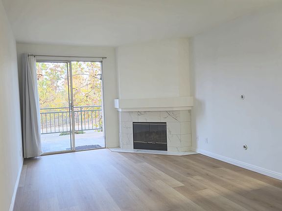 4th image of 2250 Camino De La Reina Unit 112