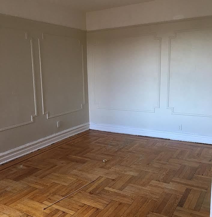 2nd image of 32 Lenox Rd #8CC