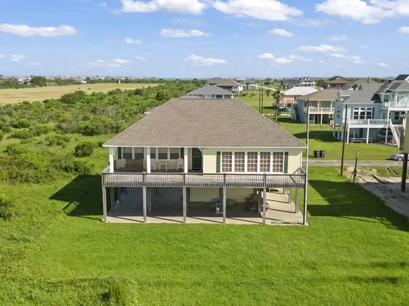200 Tampa St, Crystal Beach, TX 77650