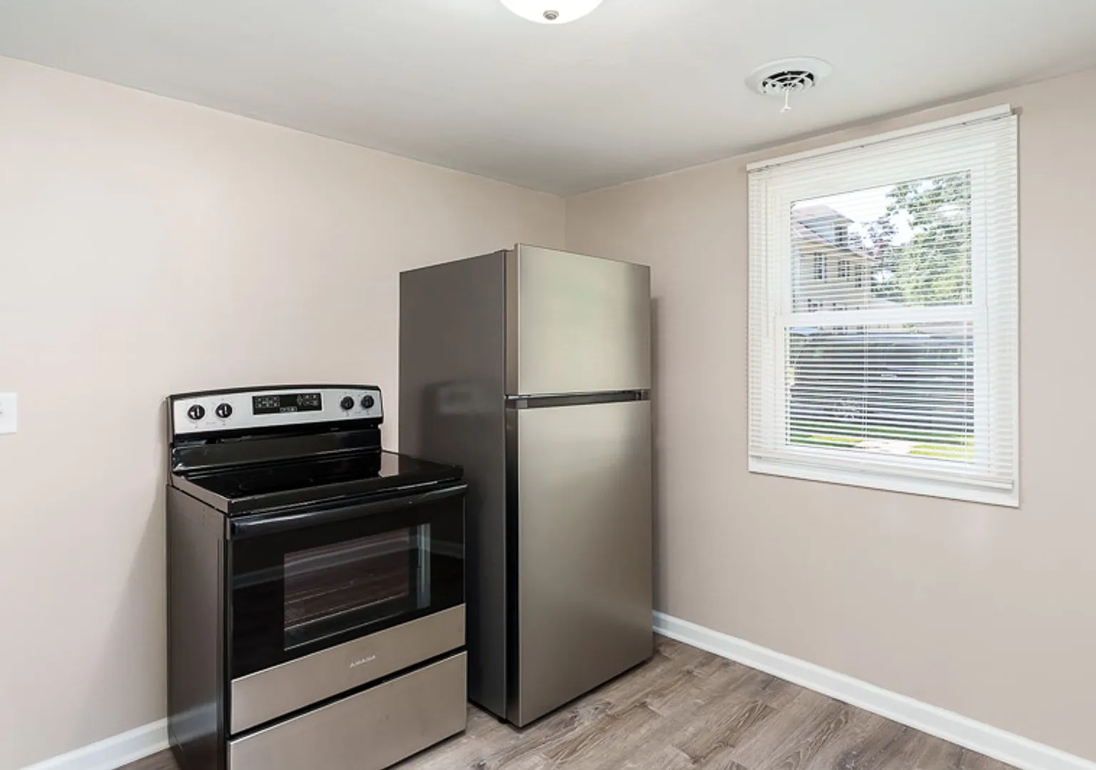 One Bedroom One Bathroom Home in South Beloit $895.00 — Photo 3