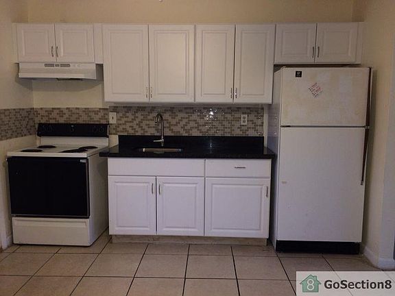 3rd image of 933 NE 38th St #2