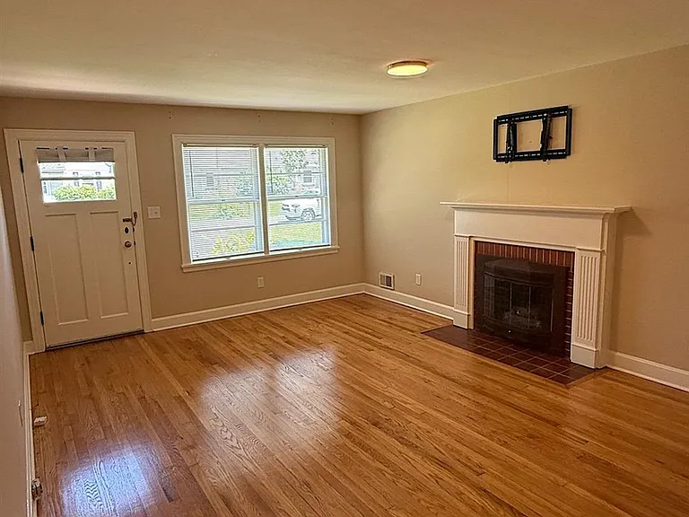 1704 Kenton St — Photo 5