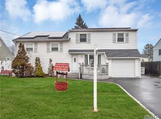 1017 N Queens Ave, Lindenhurst, NY 11757