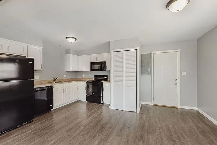 1530 S Drexel Ave — Photo 8