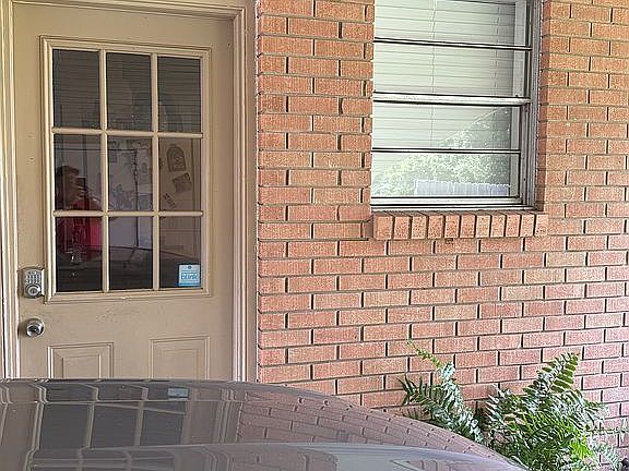 5th image of 6138 Pineridge Ave