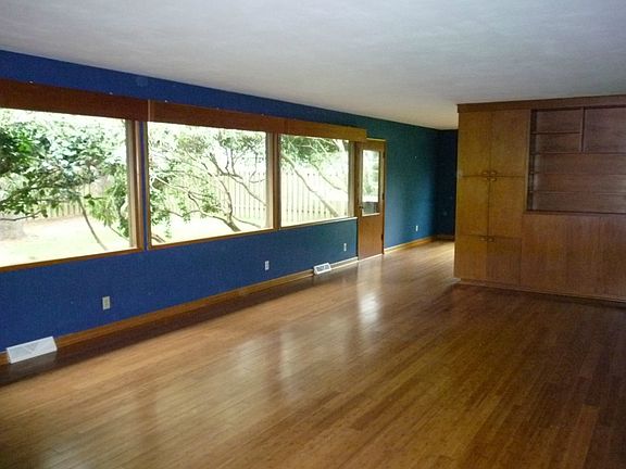 4th image of 1724 Eskridge Blvd SE
