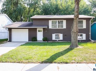 208 N Holiday Ave, Sioux Falls, SD 57103