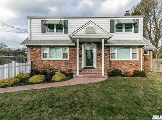 31 Maple Ave, Kings Park, NY 11754