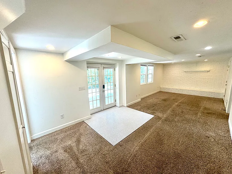 567 Whispering Hills Dr #B — Photo 5