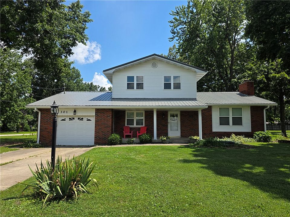 1st image of 301 W Hawthorne Dr