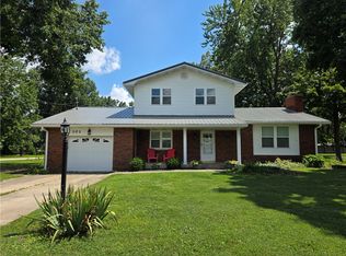 301 W Hawthorne Dr, Effingham, IL 62401