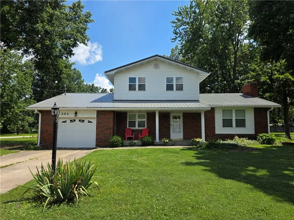 301 W Hawthorne Dr, Effingham, IL 62401