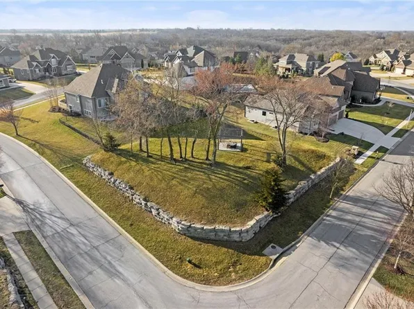 16201 Canterbury Rd, Stilwell, KS 66085