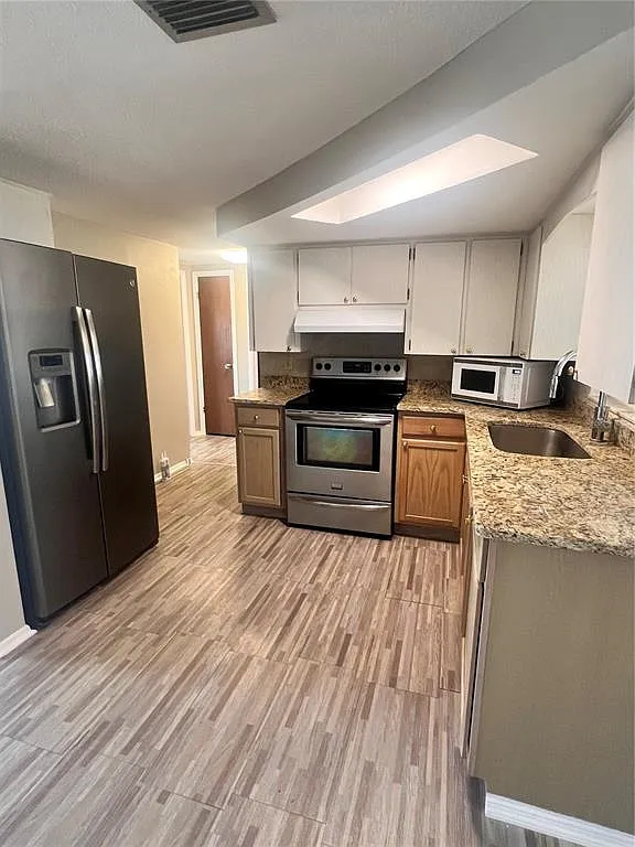 3 bed, 1.5 bath, 912 sqft, $1,600 — Photo 3