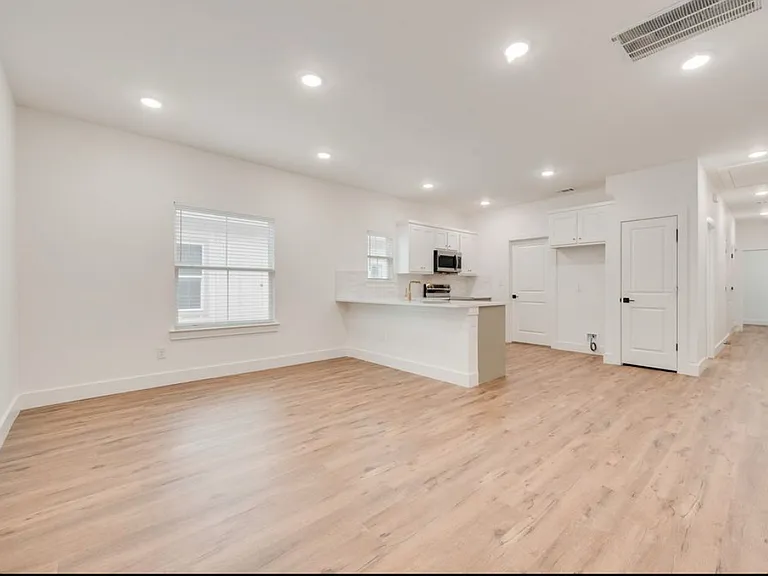 1805 Franklin Ave — Photo 2