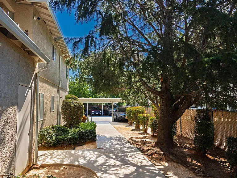 Melton Drive Apartments — Photo 25