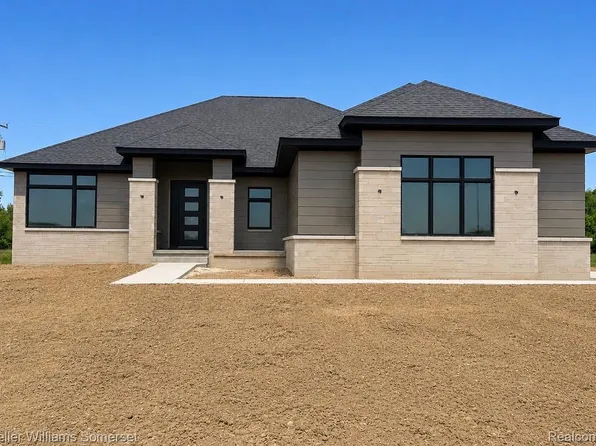 7085 Dryden Rd, Almont, MI 48003