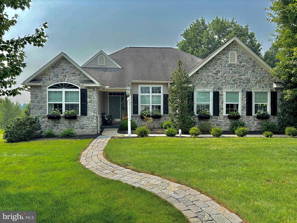 1st image of 320 Woods Edge Dr
