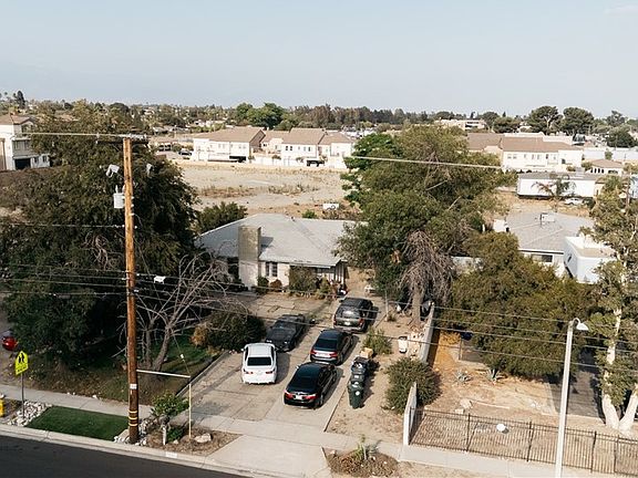 3rd image of 8447 Tamarind Ave