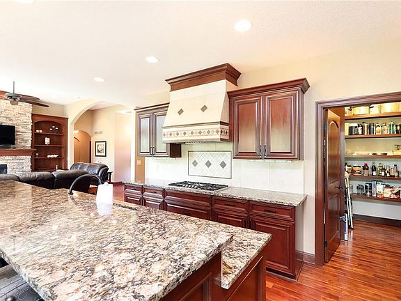 3rd image of 1310 Oakwood Dr