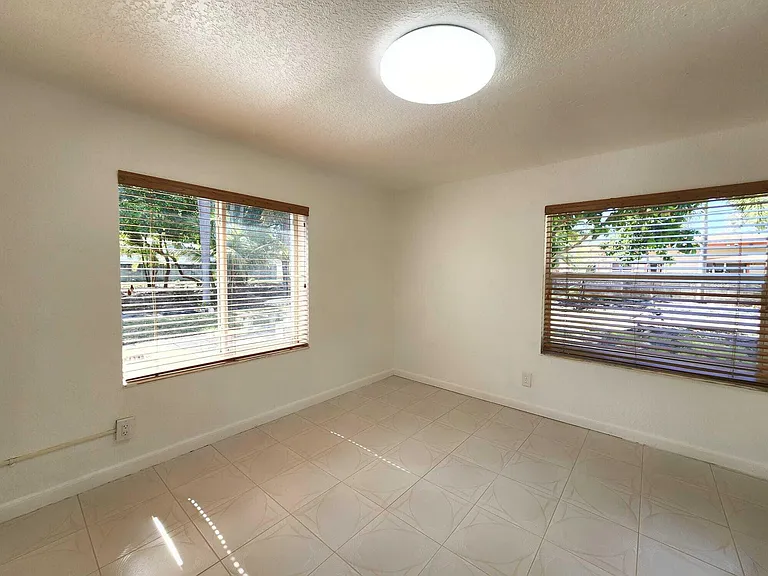 617 NE 8th Ave — Photo 38