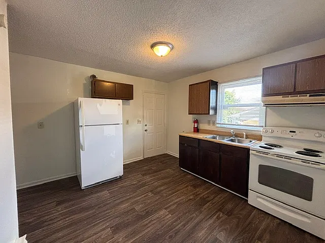 2 bed, 808 sqft, $900 — Photo 2
